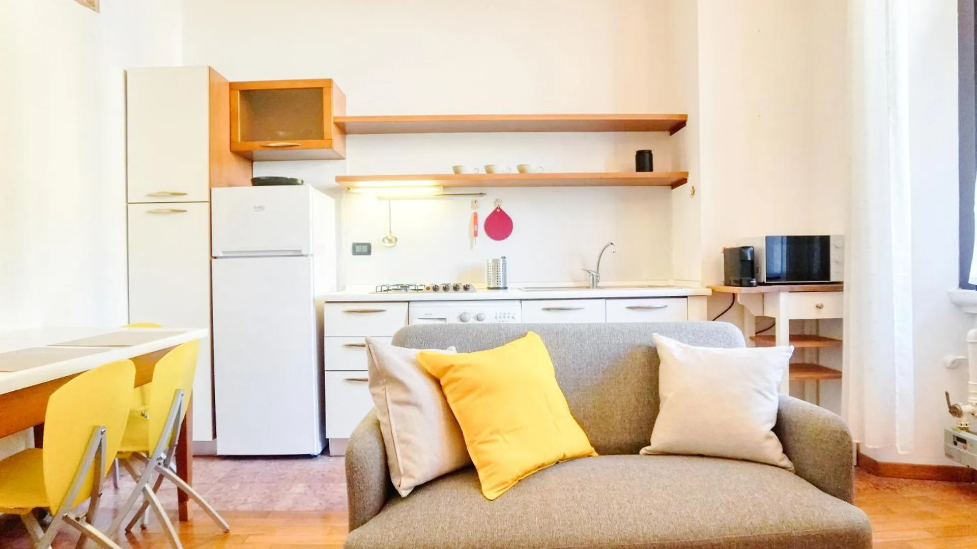 Loreto Cozy One Bedroom - 50 Mt From M1 Pasteur Metro Station Milan